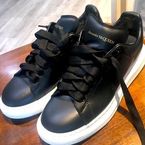 Alexander McQueen Men's Oversized Sneaker in Black